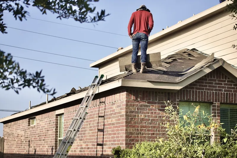 Professional roofer working on a residential roof in Casagmo